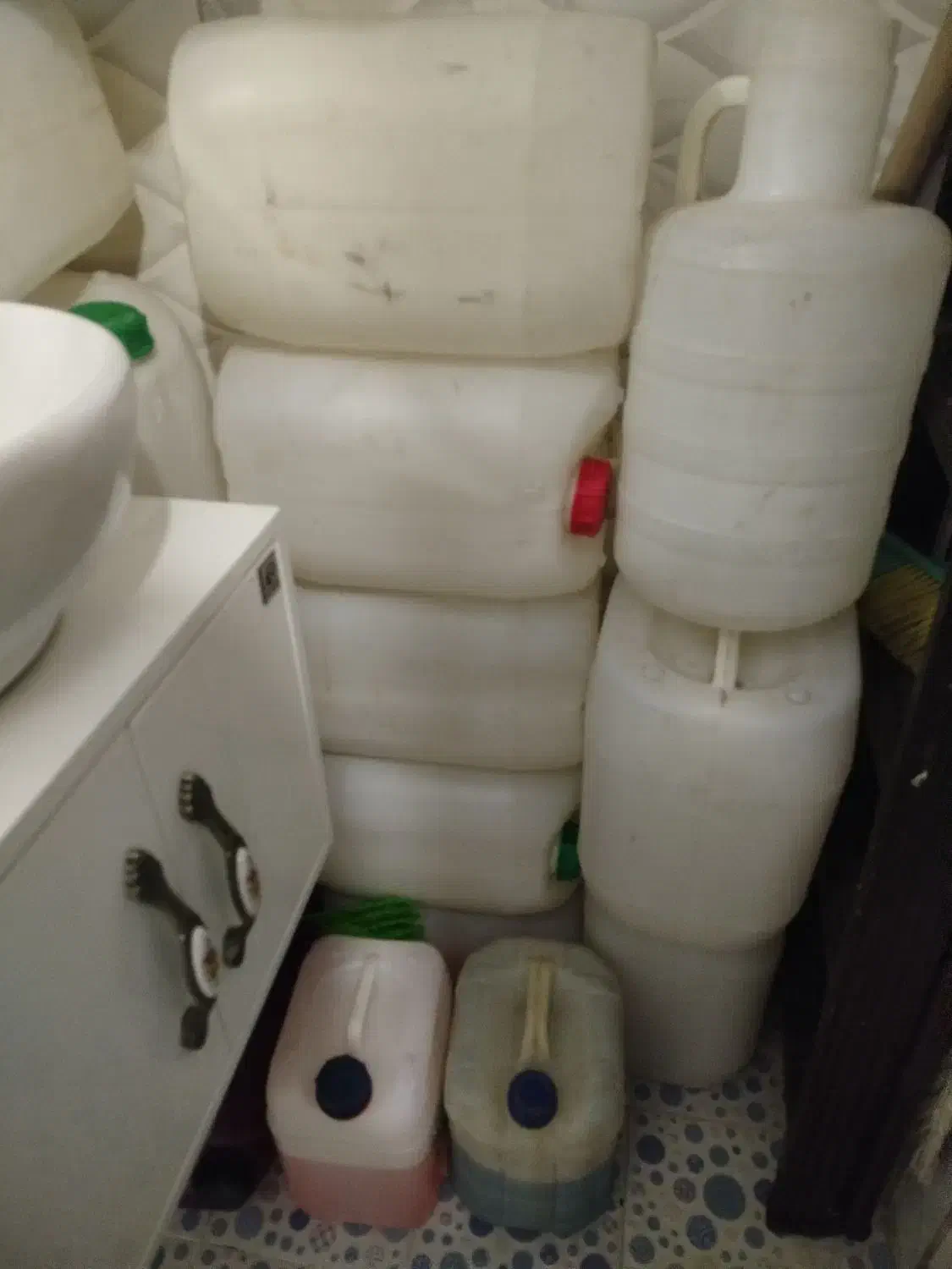 شیش عدد بیست لیتری|ظروف نگهدارنده، پلاستیکی، یک‌بارمصرف|زاهدان, |دیوار