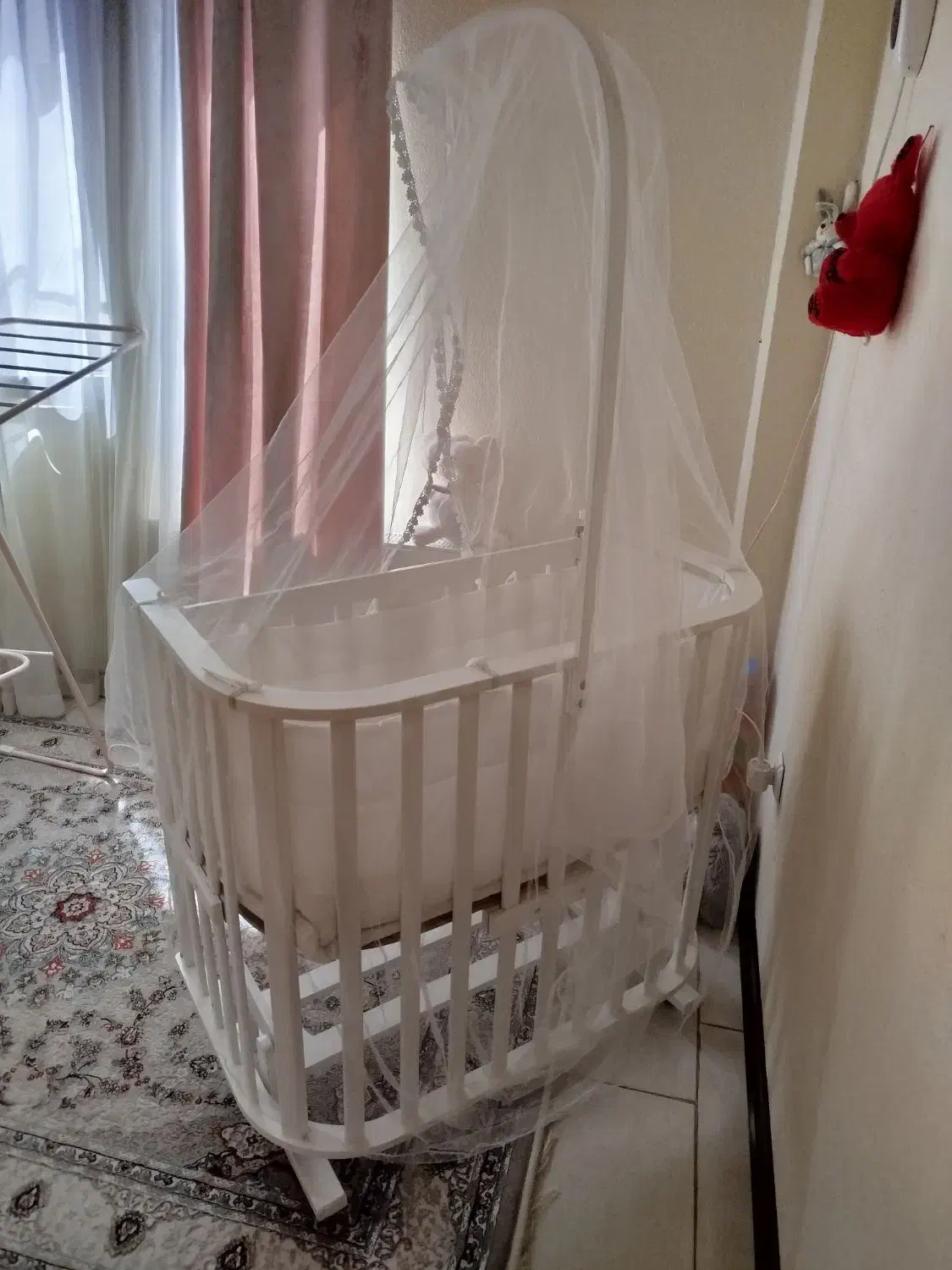 تخت نوزادی گهواره ایی کاملا سالم نو نو|تخت و صندلی بچه|پرند, فاز ۶|دیوار