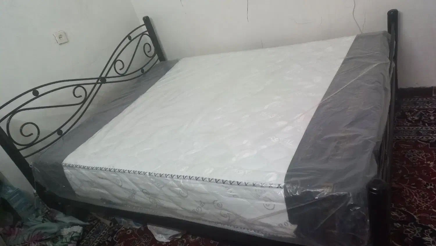 تخت خواب دو نفر ه فلزی|تخت و سرویس خواب|دزفول, |دیوار