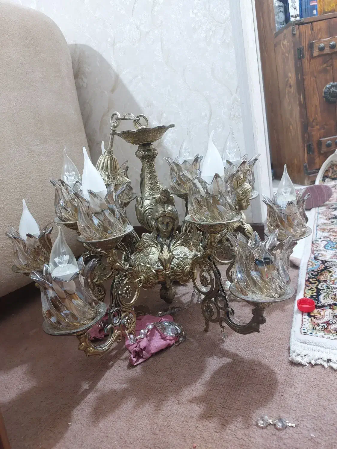 لوستر ۶ شاخه طرح فرشته برنز. درحد|لوستر و چراغ آویز|هشتگرد, فاز ۳ مهستان|دیوار