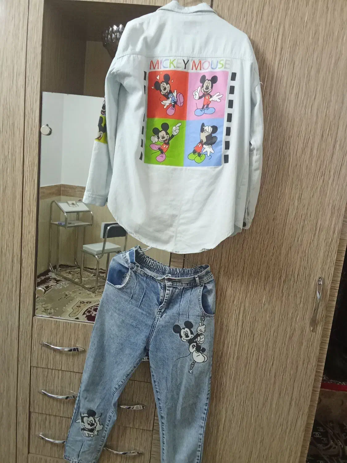 مانتووشلوار|لباس|تربت‌حیدریه, بوستان باغ ملی|دیوار