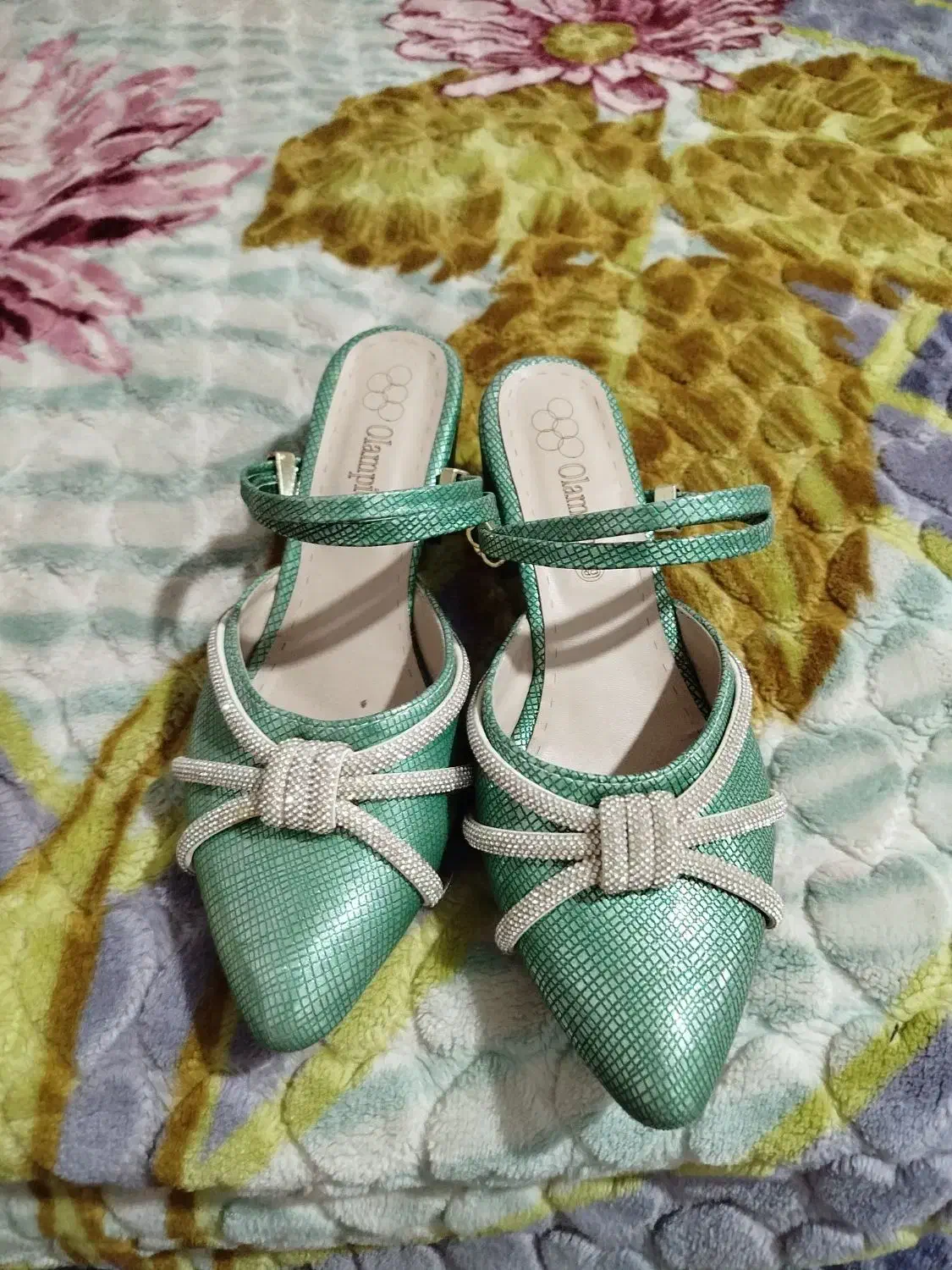 کفش نو|کیف، کفش، کمربند|ایرانشهر, |دیوار