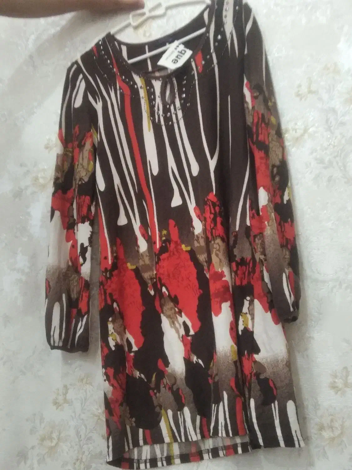 لباس مغازه به دلیل جمع کردن مغازه|لباس|دهلران, |دیوار