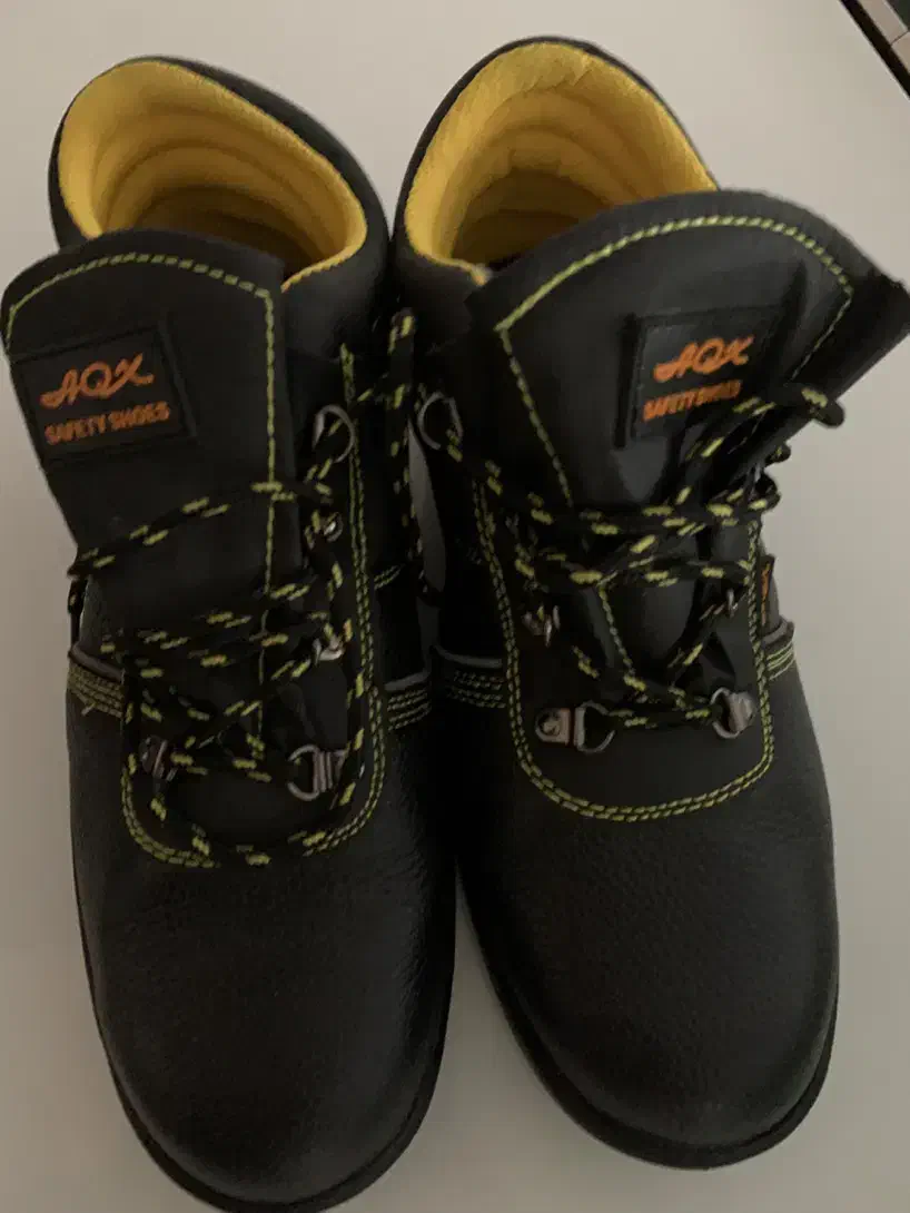 کفش ایمنی|کیف، کفش، کمربند|رشت, انصاری|دیوار