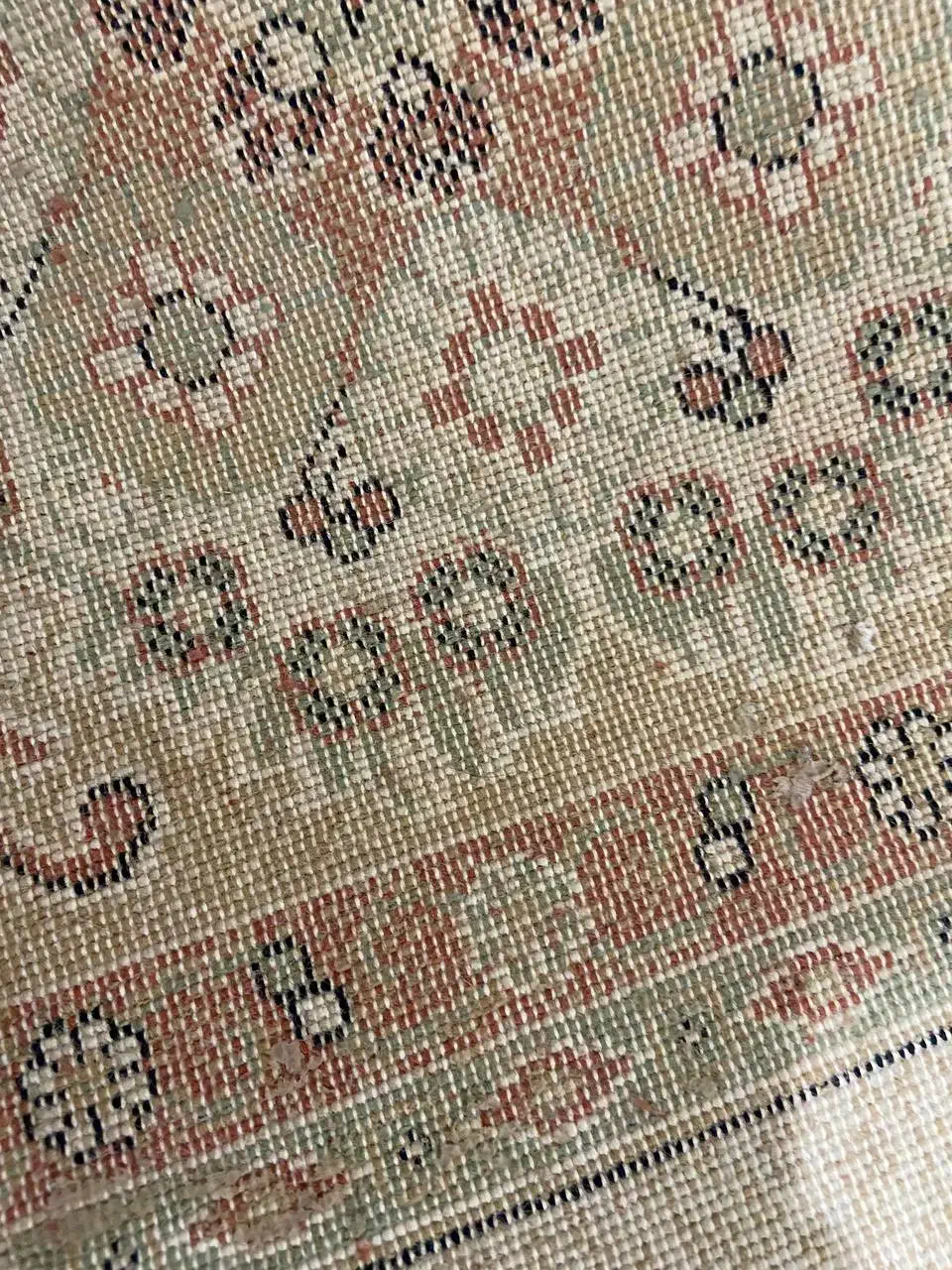 ۶متری رنگ کِرِمی|فرش|رشت, نیکمرام|دیوار