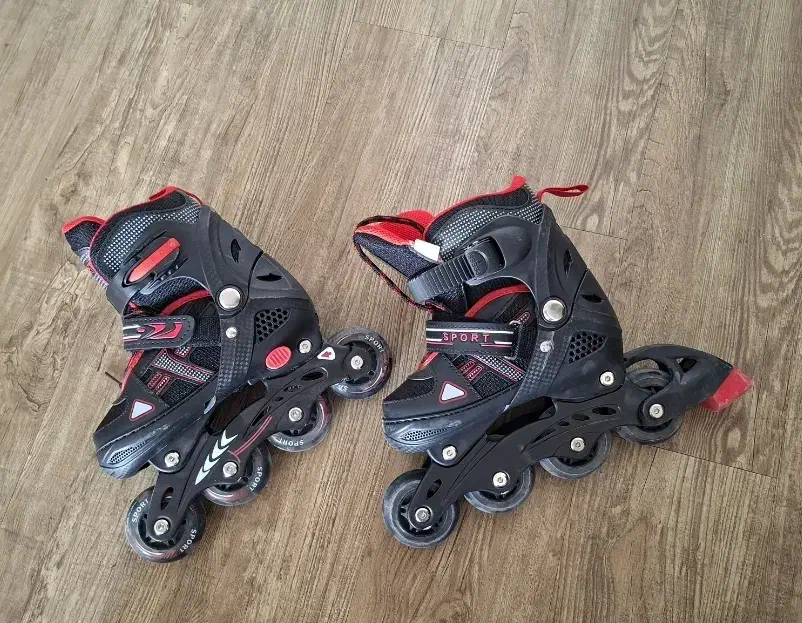 کفش اسکیت ۴ چرخ چراغدار.سایز ۳۱ تا ۳۴|دوچرخه، اسکیت، اسکوتر|تهران, شهرک شهید باقری|دیوار