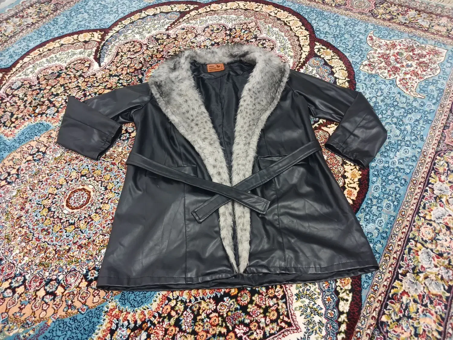 پالتو چرم|لباس|کنگاور, |دیوار