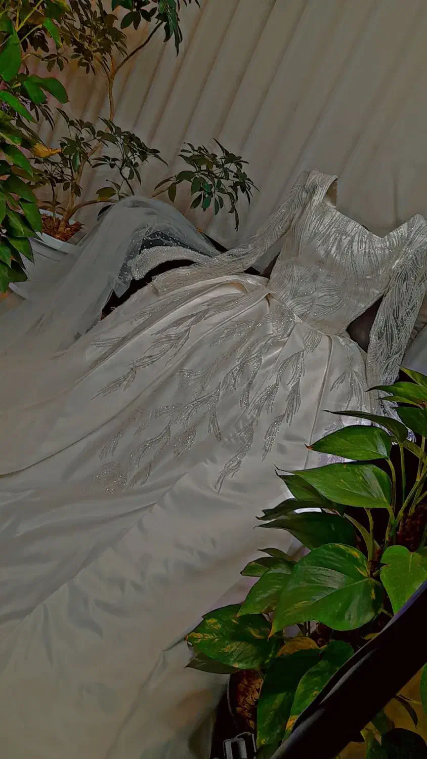 لباس عروس . نو.|لباس|قم, نیروگاه|دیوار