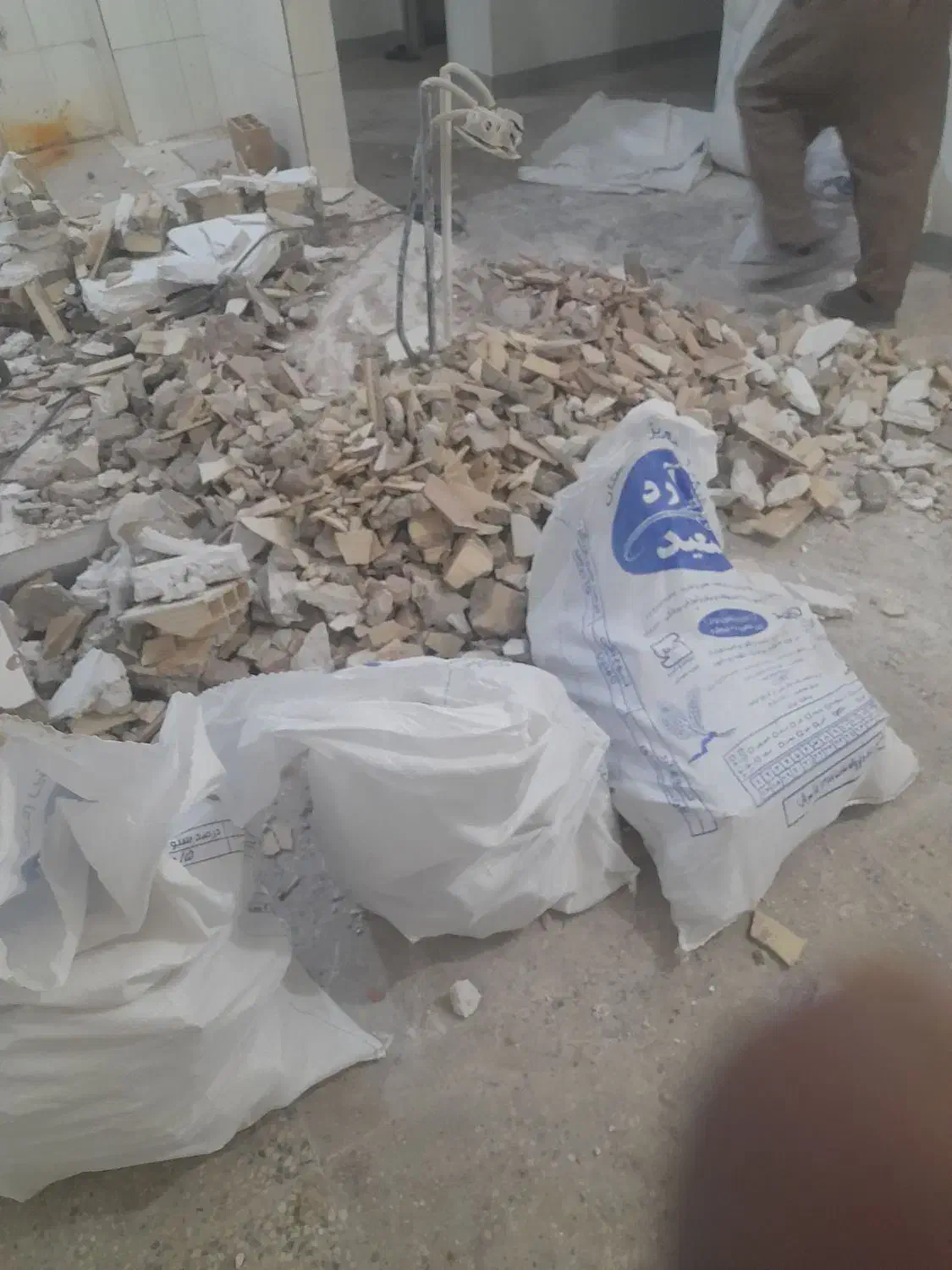 انواع تخریب با تمامی امکانات چکش برق دریل سنگ فرز|خدمات پیشه و مهارت|بندر گناوه, |دیوار