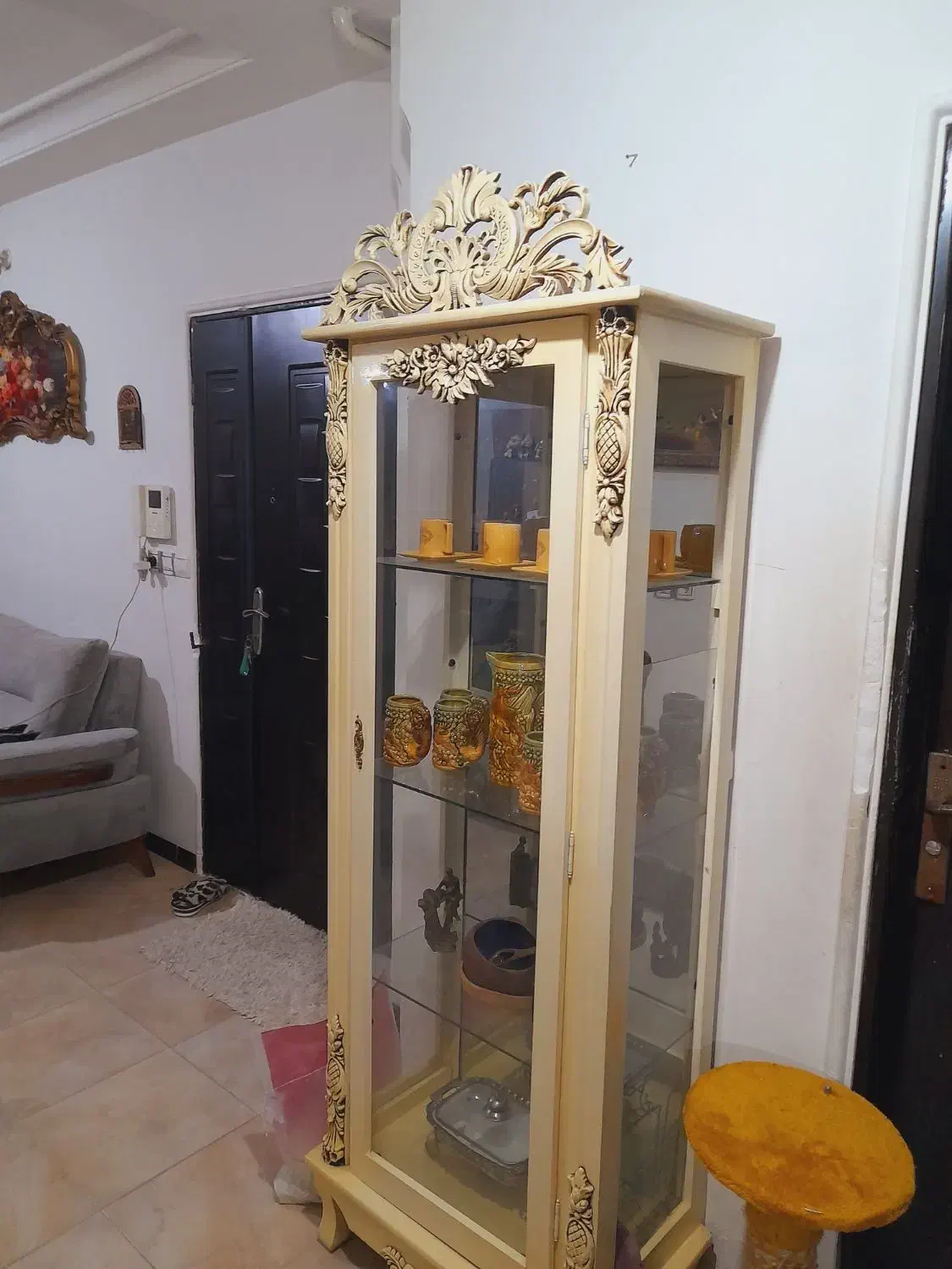 ویترین نخودی رنگ|بوفه، ویترین، کنسول|لاهیجان, شهید آوینی|دیوار