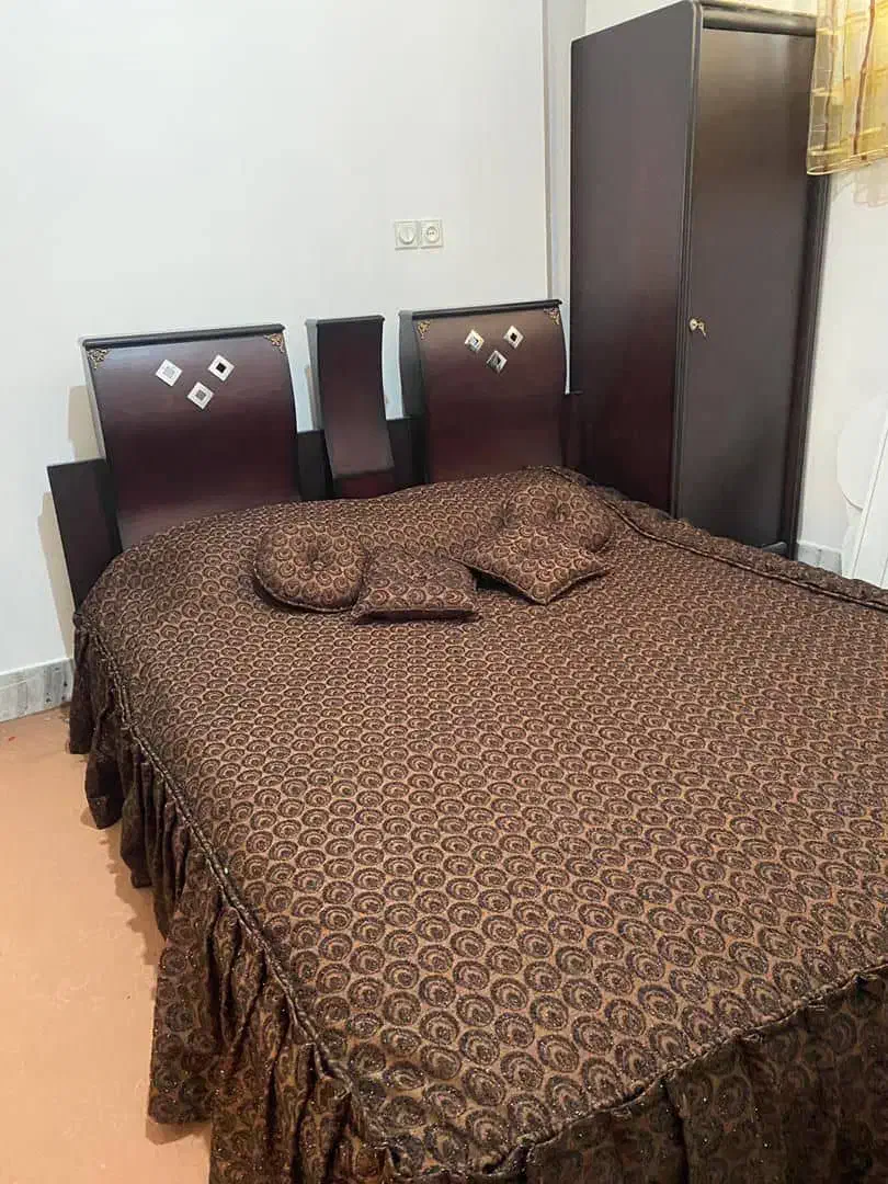 تخت و کمد و میز عسلی و ویترین کوچک|تخت و سرویس خواب|اصفهان, کشاورزی|دیوار