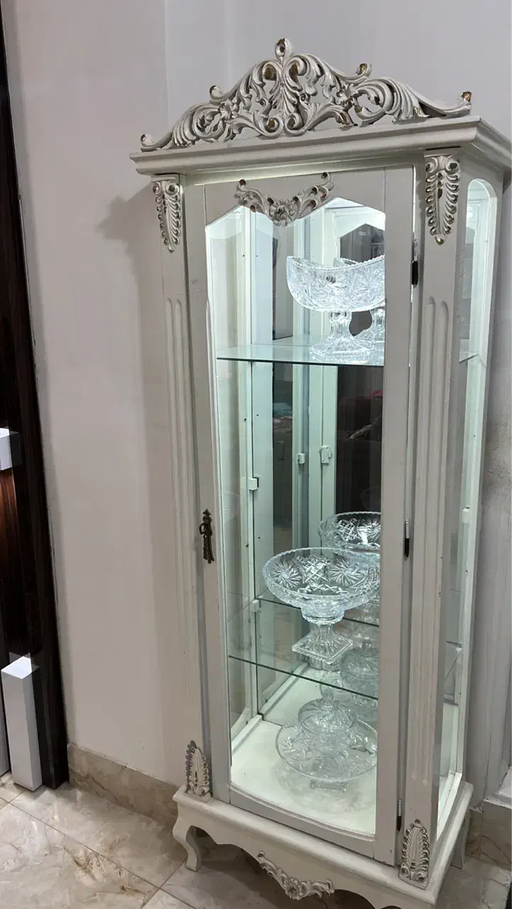 ویترین چوبی با نورپردازی LED و داخل آینهای|بوفه، ویترین، کنسول|رشت, گلسار|دیوار