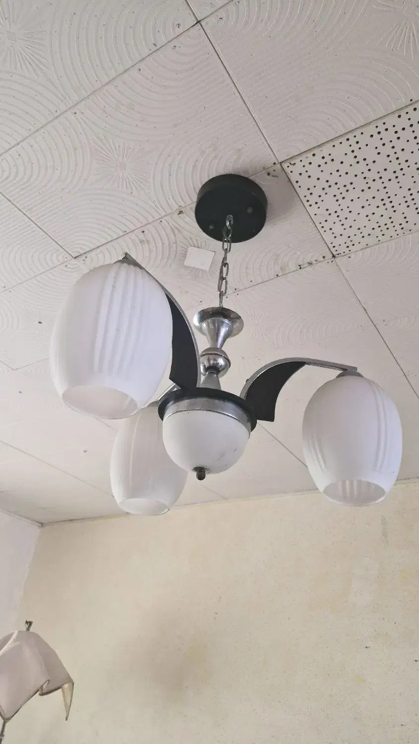 لوستر سه شاخه سفید کاملا سالم زیر قیمت|لوستر و چراغ آویز|بندرعباس, |دیوار