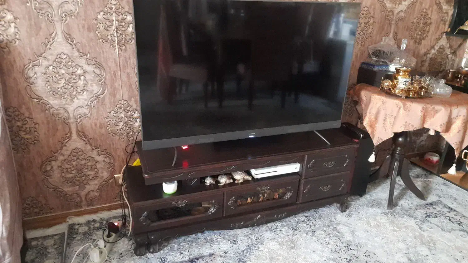 میزTV|میز تلویزیون|تهران, فلسطین (میدان انقلاب)|دیوار