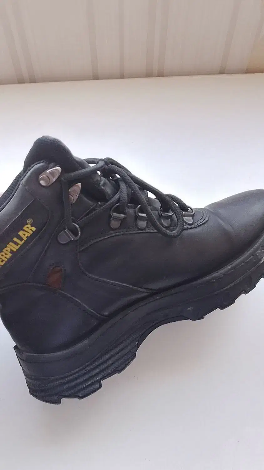 نیم بوت|کیف، کفش، کمربند|تربت جام, بیست متری منبع آب|دیوار