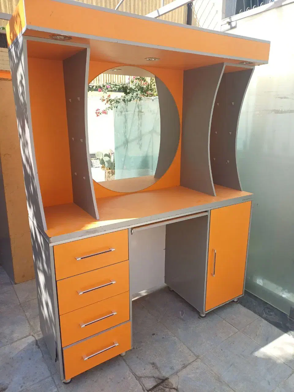 صندلی و میزآینه دار و کشودار|صندلی و نیمکت|اصفهان, مسجد مصلی|دیوار