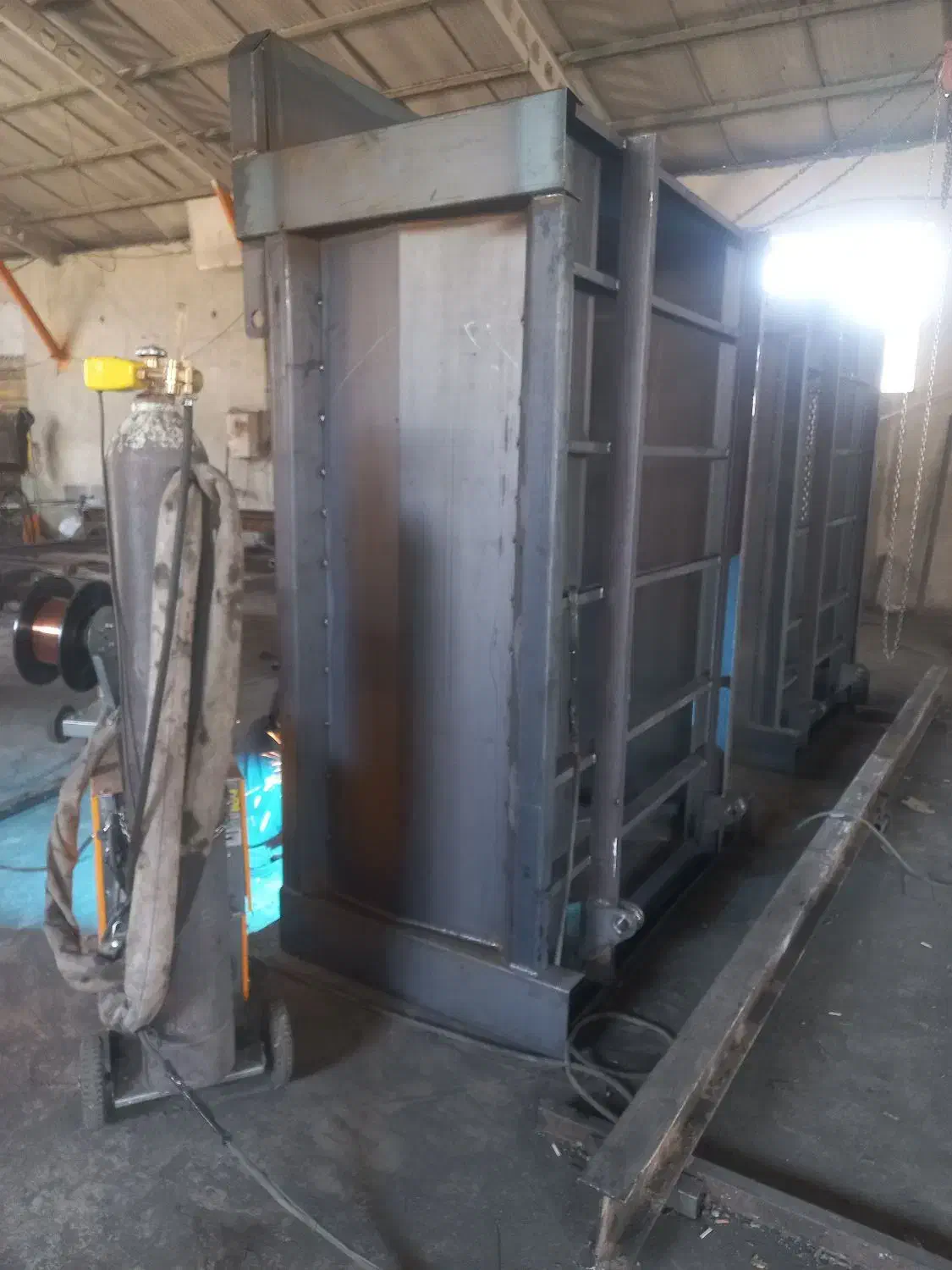 اتاق کمپرسی تک و جفت  و نیسان|ماشین‌آلات صنعتی|سنقر, |دیوار