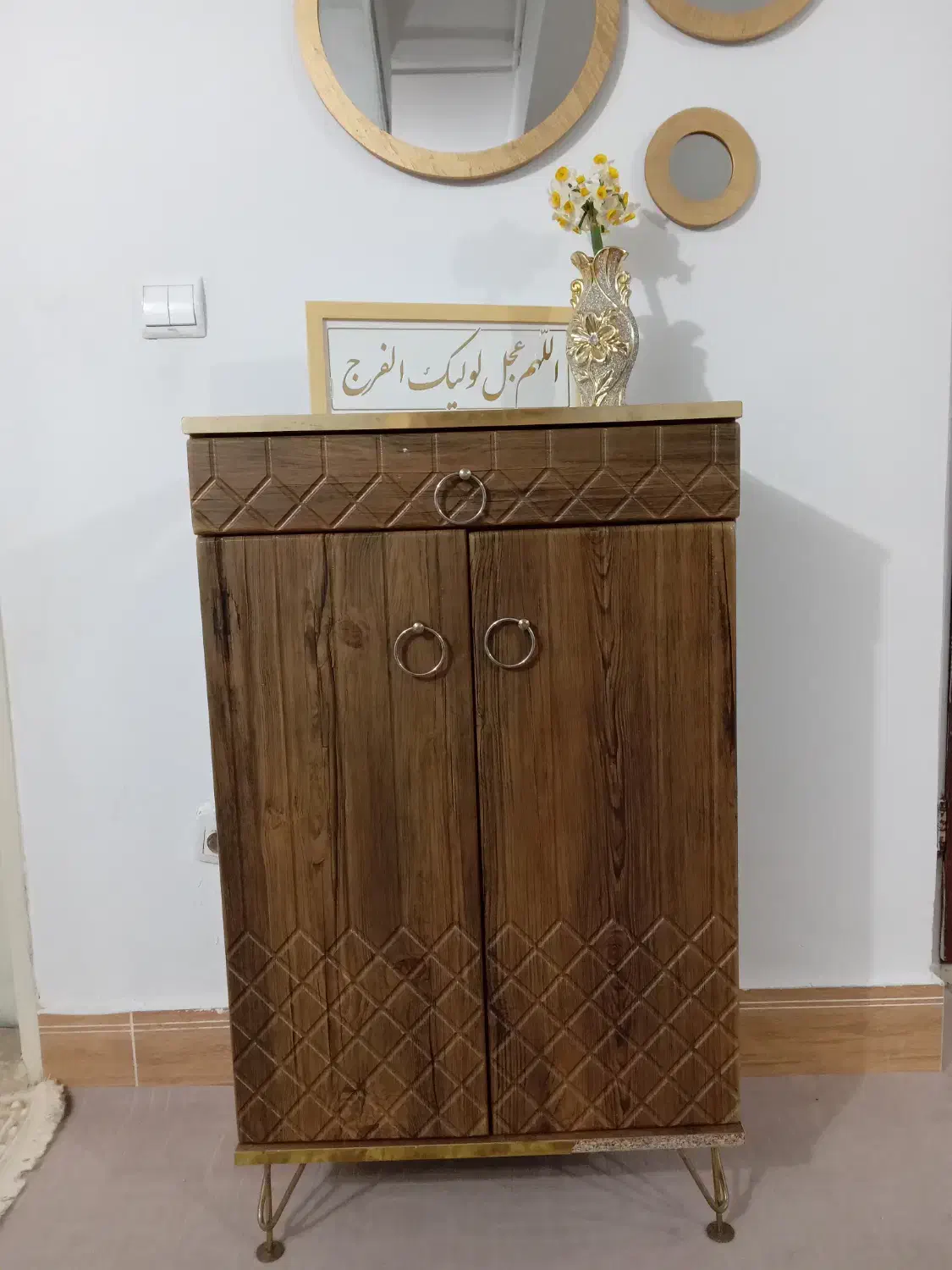 جاکفشی|جاکفشی، کمد، دراور|تهران, آبشار تهران (دریاچه)|دیوار