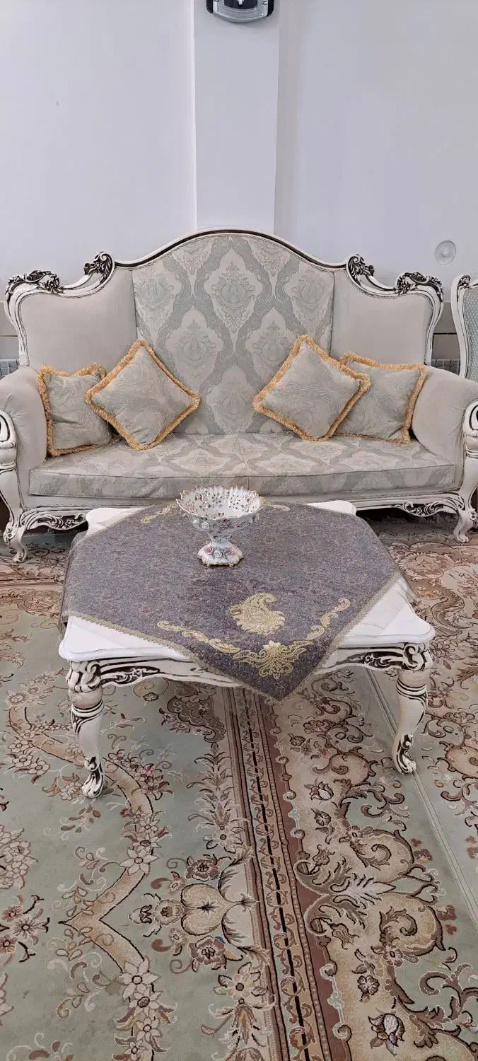 مبلمان کلاسیک ۹نفره بهمراه میز و عسلی چوبی|مبلمان خانگی و میز عسلی|شهرضا, |دیوار