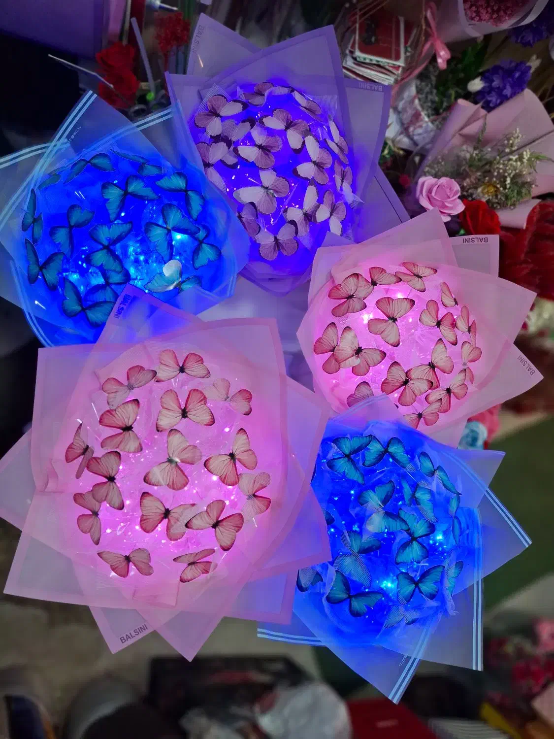 دسته پروانه های زیبا به همراه چراغ ال ای دی|گل مصنوعی|رشت, ساغری سازان|دیوار