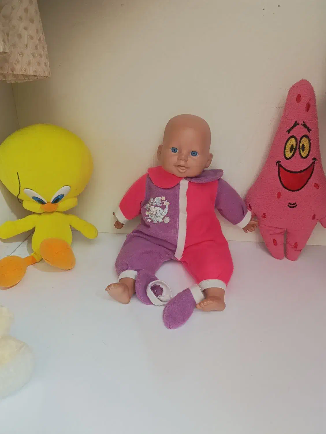 تعدادی عروسک چناران|اسباب‌بازی بچه|چناران, |دیوار