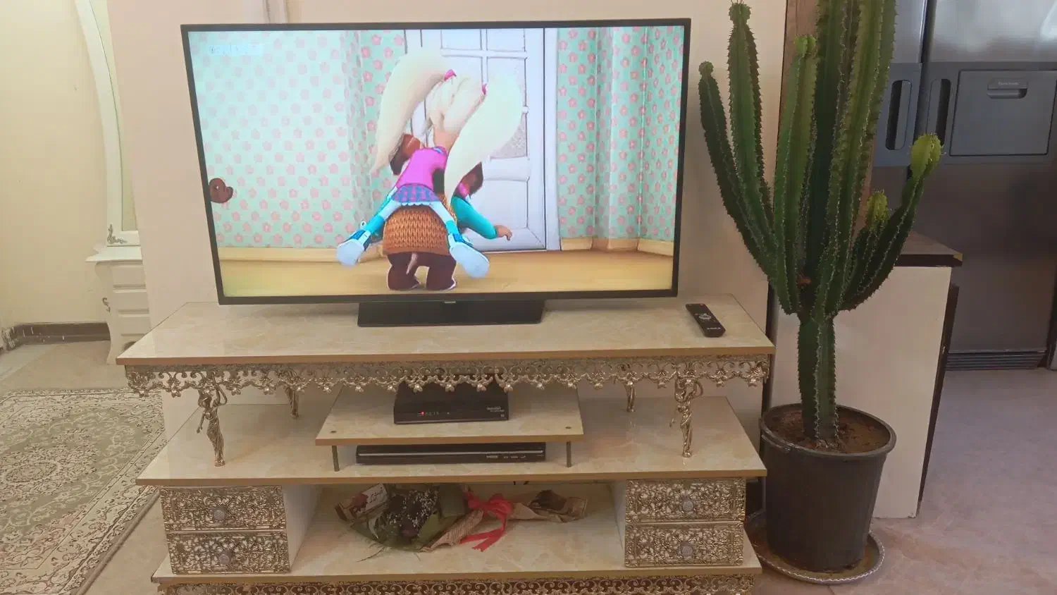 ست برنزی میز تی وی بوفه و ساعت ایستاده|میز تلویزیون|هشتگرد, شهرک کوثر|دیوار