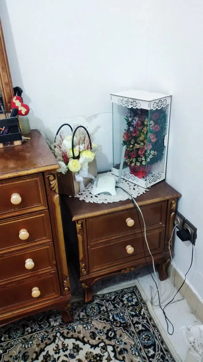 دو عدد عسلی و دراور و آیینه و صندلی آرایش|مبلمان خانگی و میز عسلی|پیشوا, |دیوار