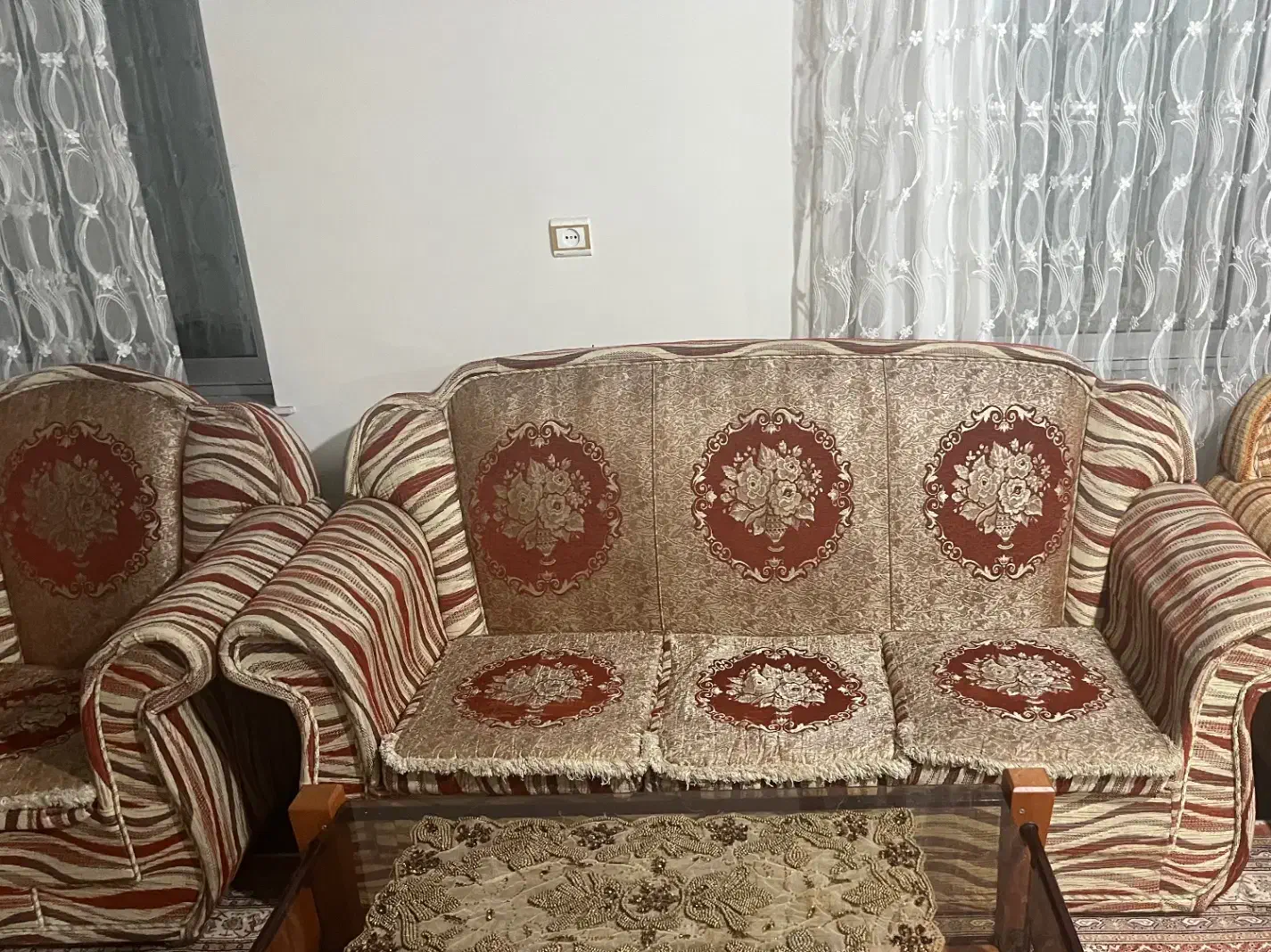 ۲ دست مبل و دو میز وسط سالم|مبلمان خانگی و میز عسلی|تنکابن, |دیوار