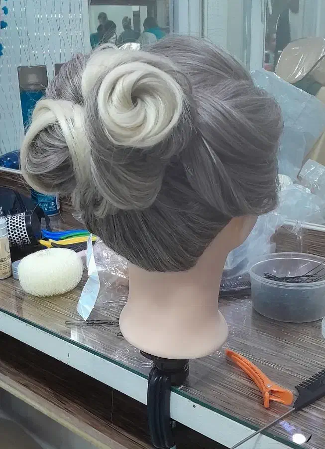 نیازمند مدل شینیون و میکاپ.تمرین (رایگان/هزینه کم)|خدمات آرایشگری و زیبایی|محمدیه-قزوین, |دیوار