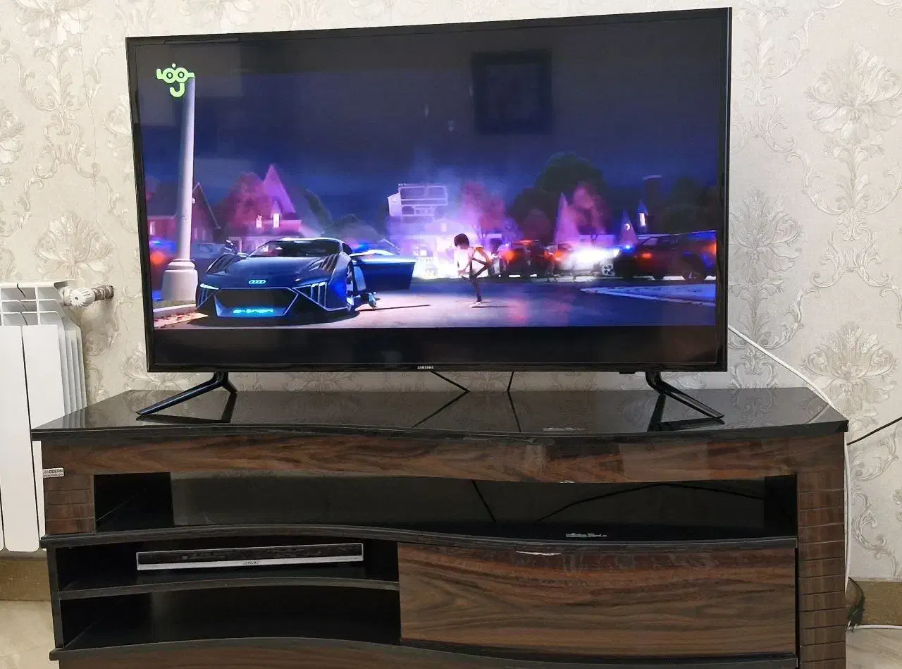 تلویزیون 43 اینچ سامسونگ و میز تلویزیون|تلویزیون و پروژکتور|محمدشهر, محمدشهر|دیوار