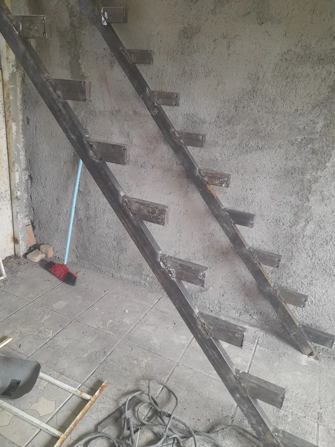 اجرای نرده راه پله فلزی و جوشکاری سیار|خدمات پیشه و مهارت|گرگان, |دیوار