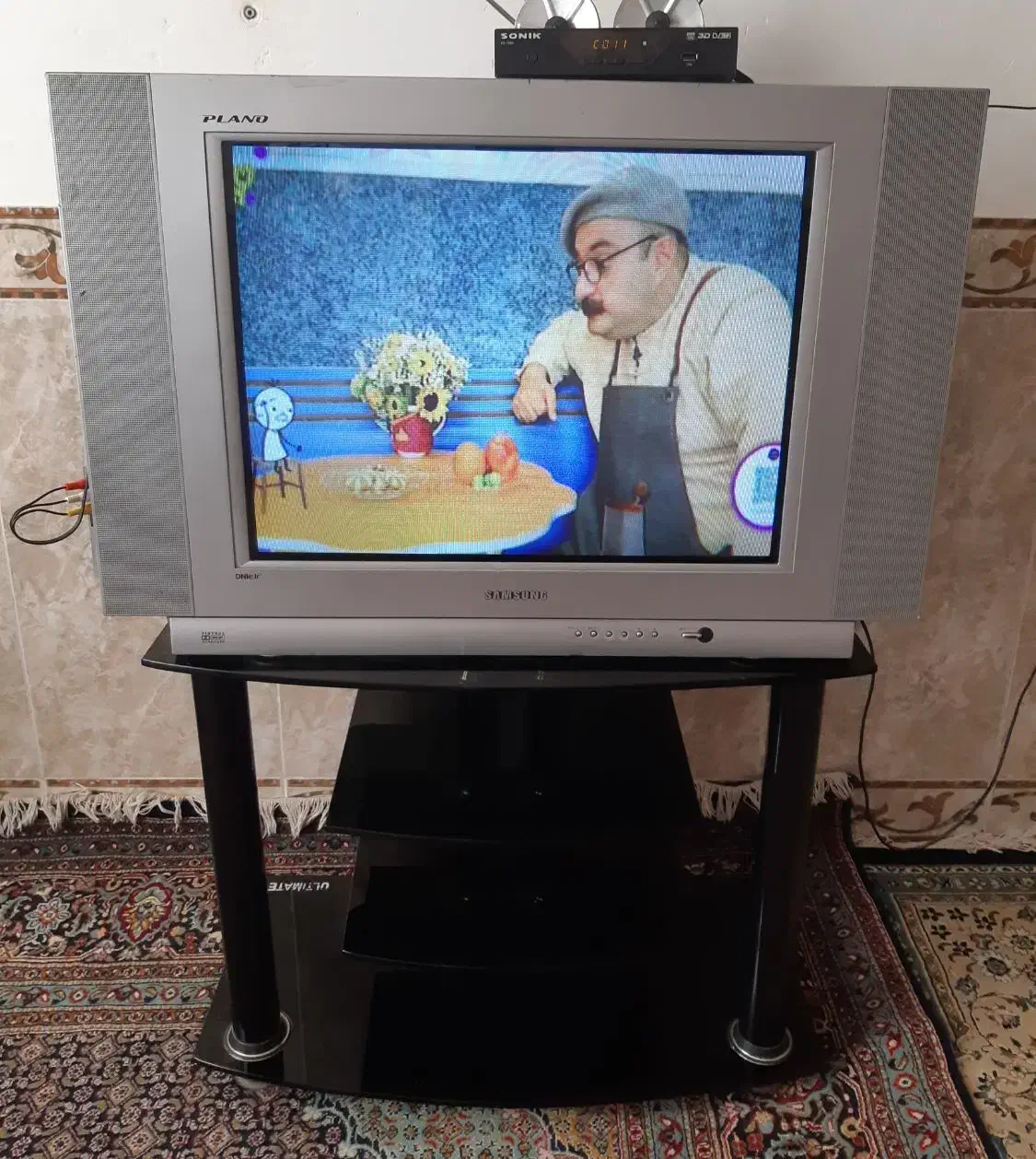 تلویزیون ۲۹ اینچ سامسونگ با میز شیشه ای|تلویزیون و پروژکتور|کرمانشاه, |دیوار