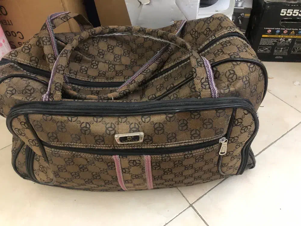 دو عدد کیف|کیف، کفش، کمربند|فولادشهر, مسکن مهر فولادشهر|دیوار