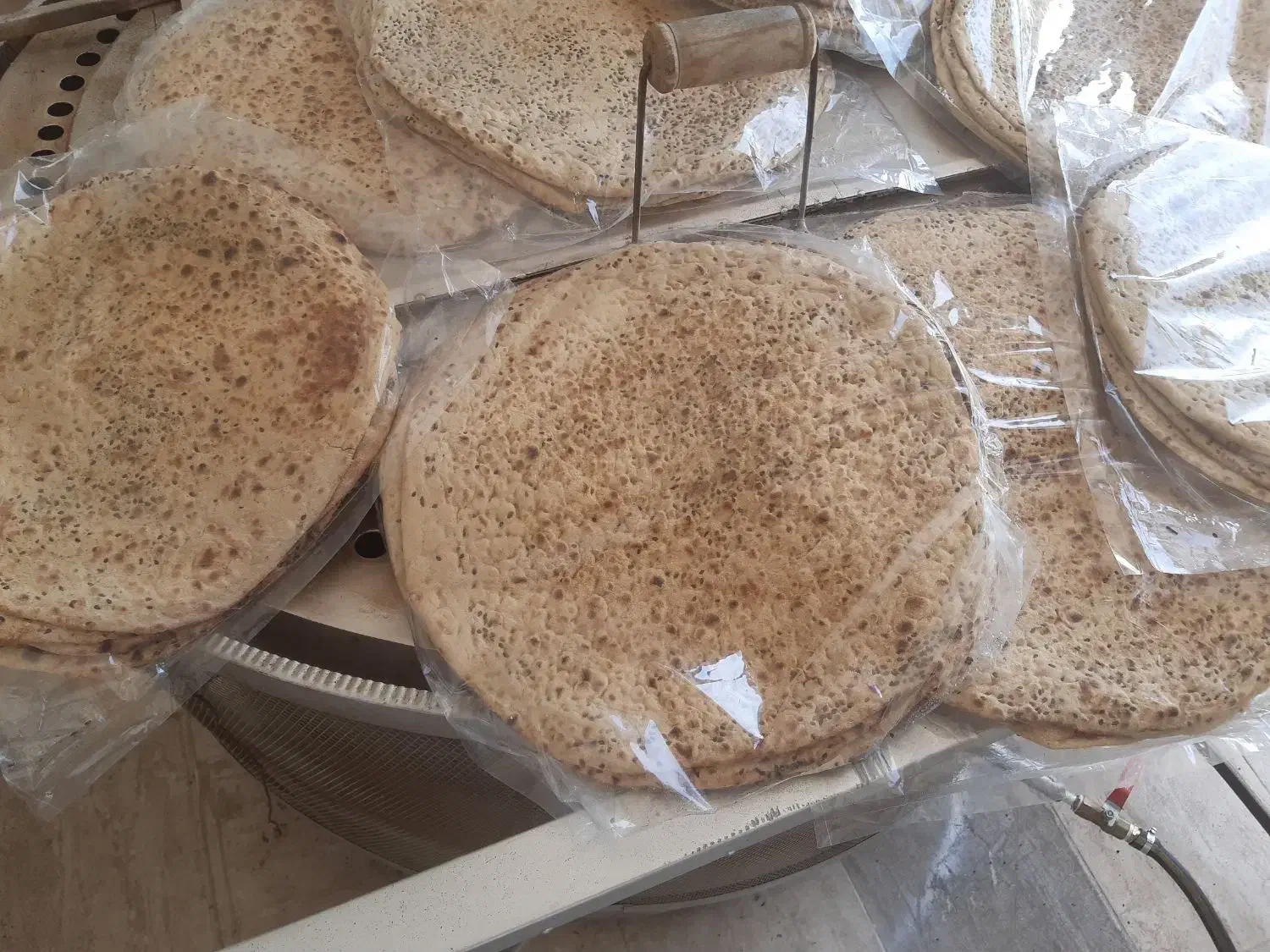 نان خانگی با ارد بومی|خوردنی و آشامیدنی|اصفهان, قلعه نو|دیوار