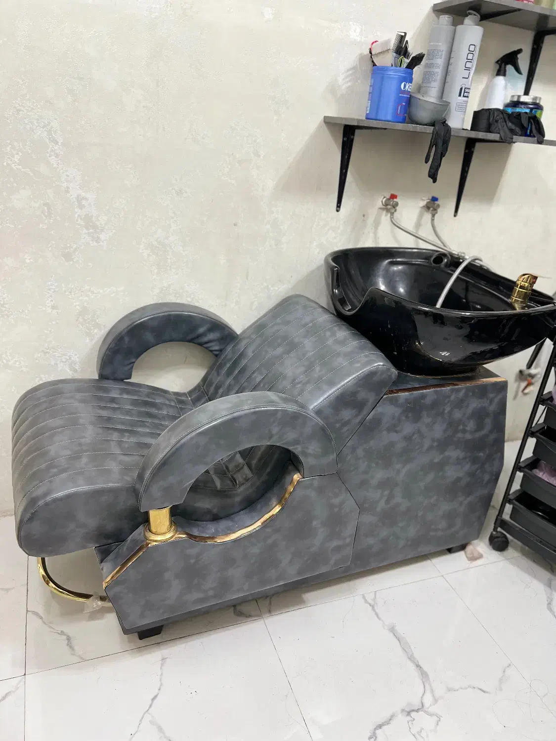 سرشور بزرگ و در حد نو با شیر آلات|آرایشگاه و سالنهای زیبایی|فومن, |دیوار