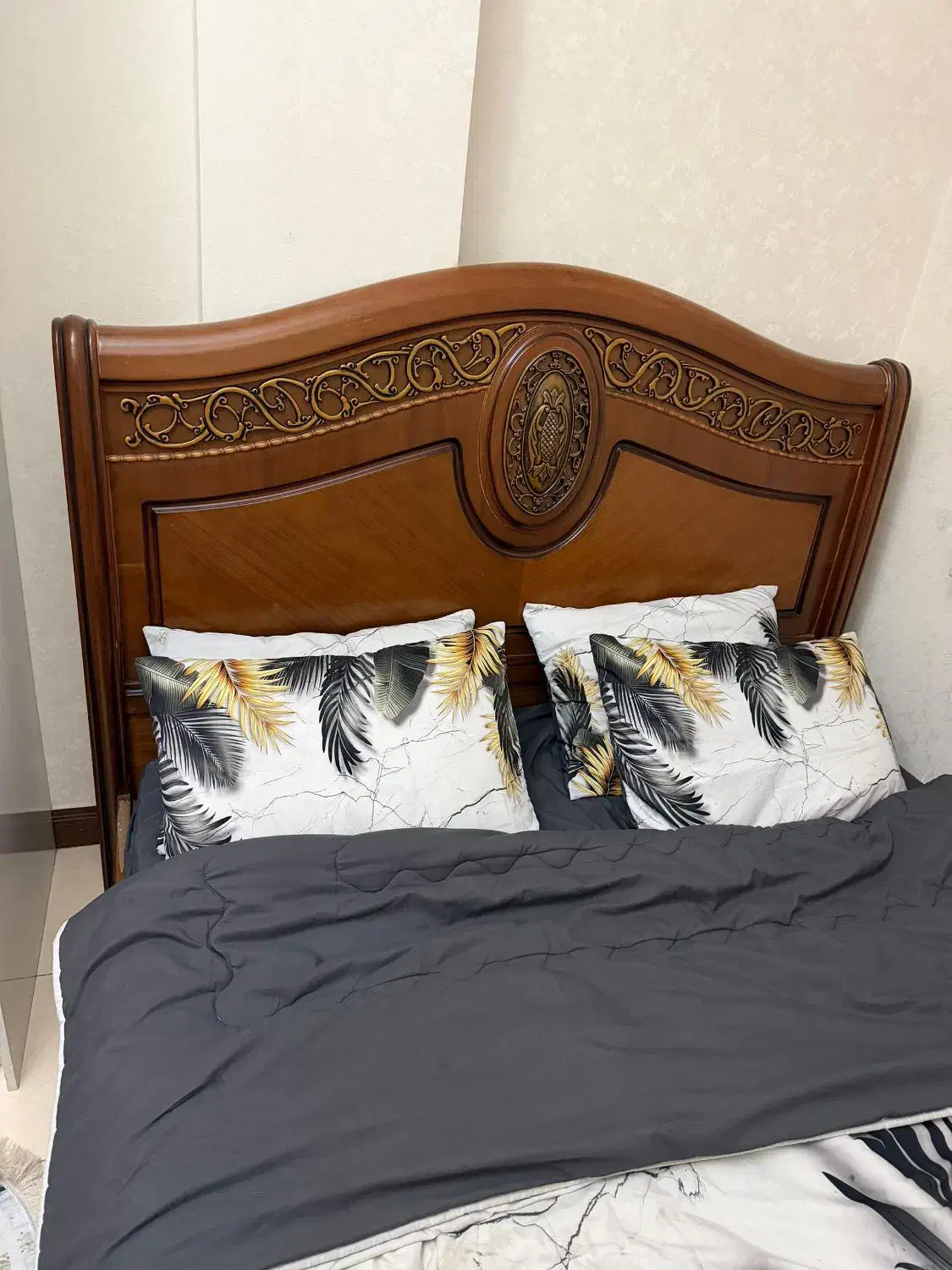 سرویس تخت خواب دو نفره همراه میز آرایش|تخت و سرویس خواب|اندیشه, اندیشه فاز ۱|دیوار