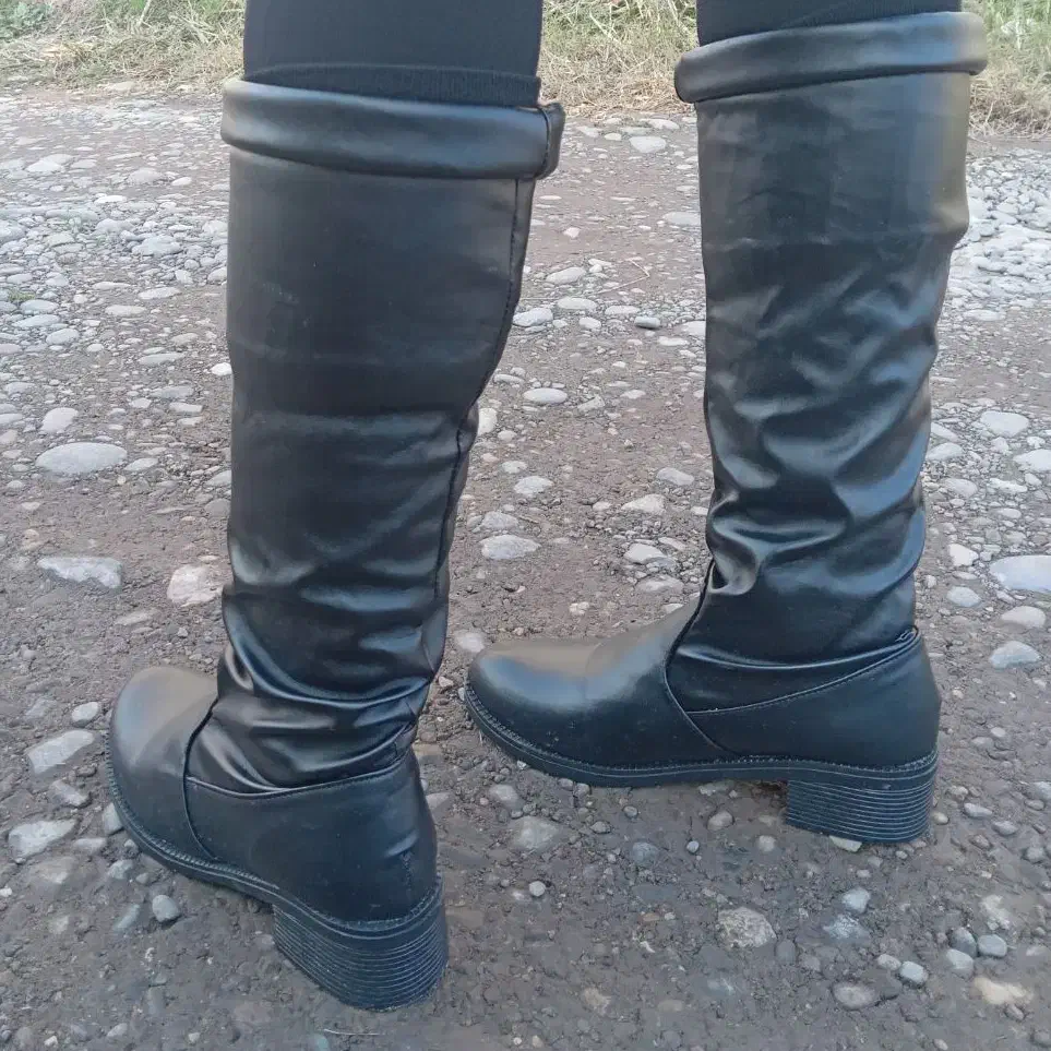 پوتین جورابی درحدنو و کفش|کیف، کفش، کمربند|رشت, منظریه|دیوار