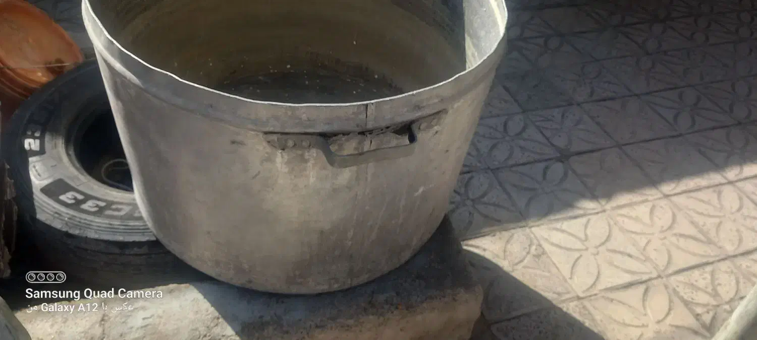 دیک مدنی|ظروف پخت‌وپز|فیروزآباد (فارس), |دیوار