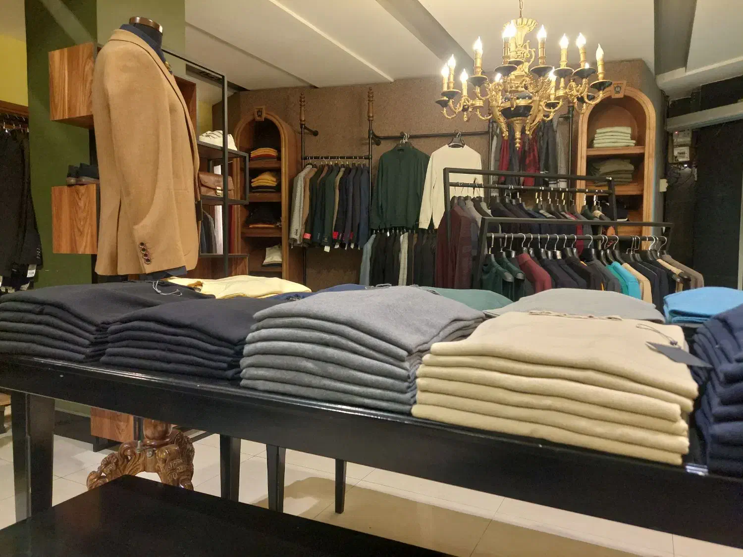 نیازمند یک فروشنده برای پوشاک کلاسیک|استخدام بازاریابی و فروش|رشت, گلسار|دیوار