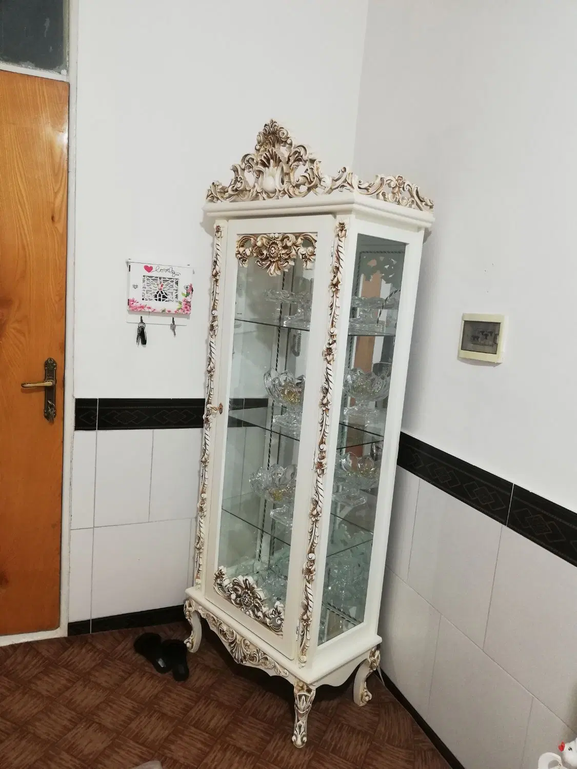 بوفه چوبی استخوانی با گل طلایی ارسال رایگان|بوفه، ویترین، کنسول|تهران, شهرک استقلال|دیوار