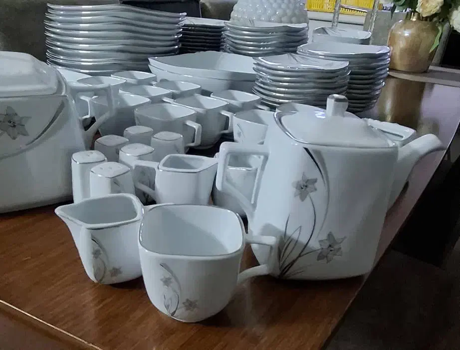 سرویس ۱۰۷ پارچه‌ چینی مقصود|ظروف سرو و پذیرایی|گرگان, |دیوار