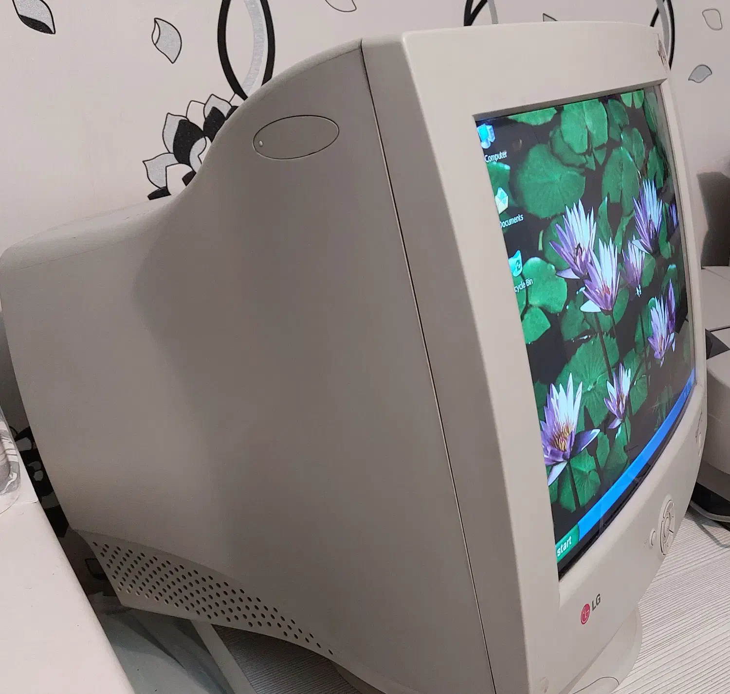 کامپیوتر رومیزی قدیمی (کیس و مانیتور و صفحه کلید)|رایانه رومیزی|همدان, |دیوار