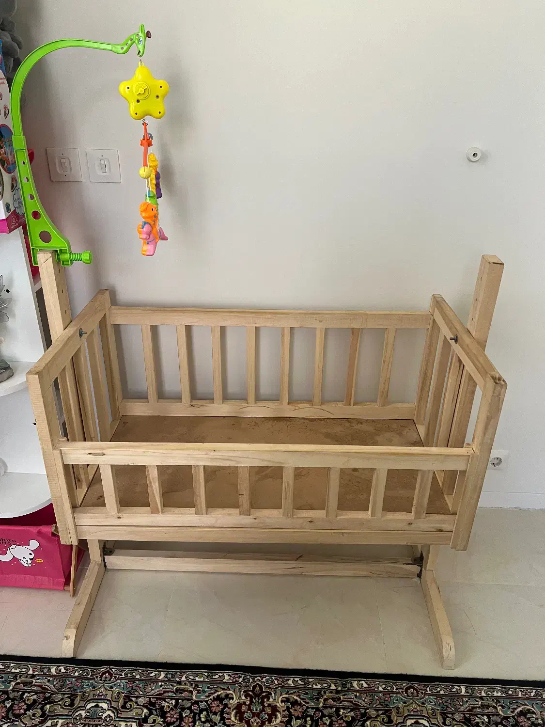 گهواره چوبی|تخت و صندلی بچه|مهاجران, |دیوار