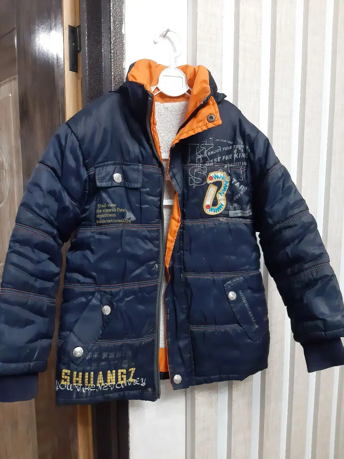 چند عددکت جین و کاپشن و سویشرت و شلوارجین|لباس|خوی, |دیوار