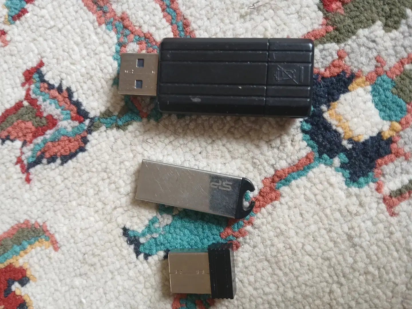 فلش۱۶گیگ و۴گیگ|قطعات و لوازم جانبی رایانه|فردیس, شهرک ناز|دیوار