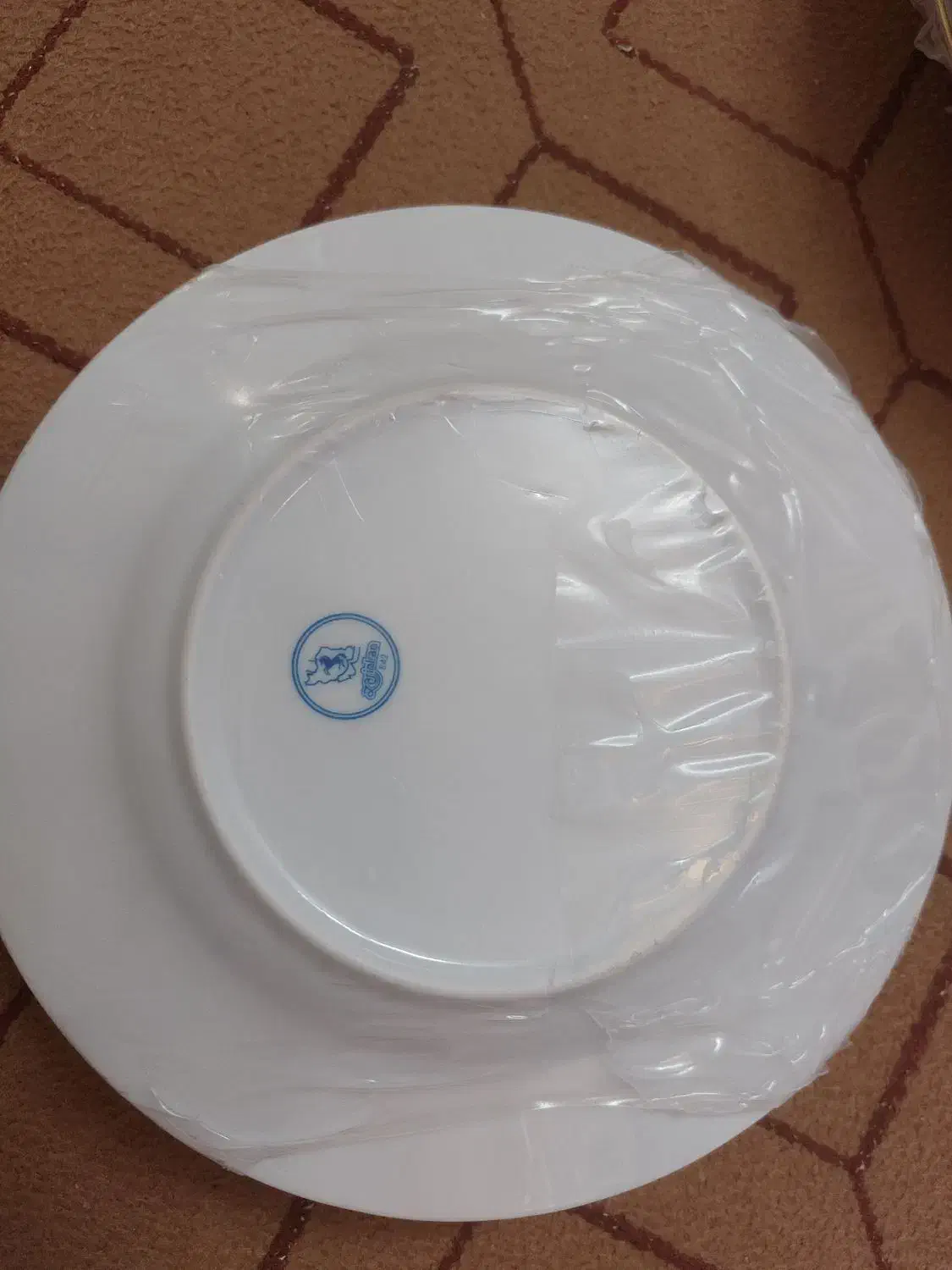 بشقاب وپیش دستی دور طلایی وگل قرمززرین|ظروف سرو و پذیرایی|اراک, |دیوار