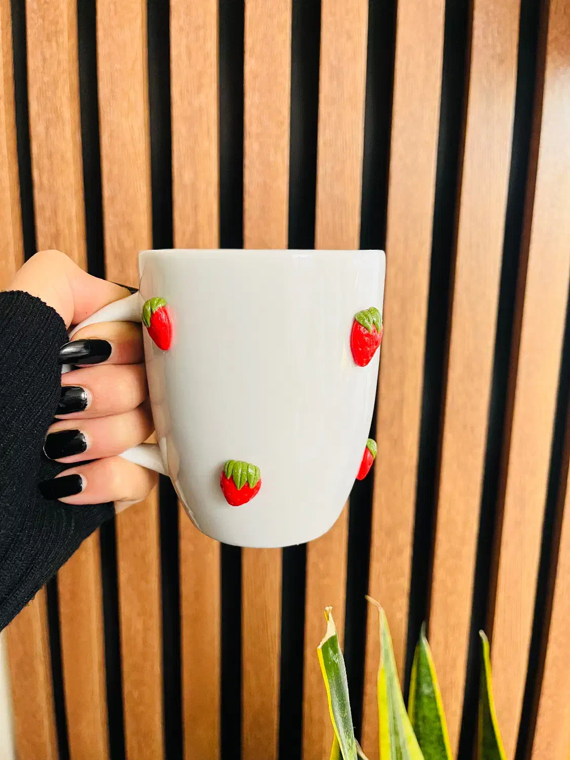 ماگ توت فرنگی برجسته|ظروف سرو و پذیرایی|ری, صفاییه (چشمه علی)|دیوار