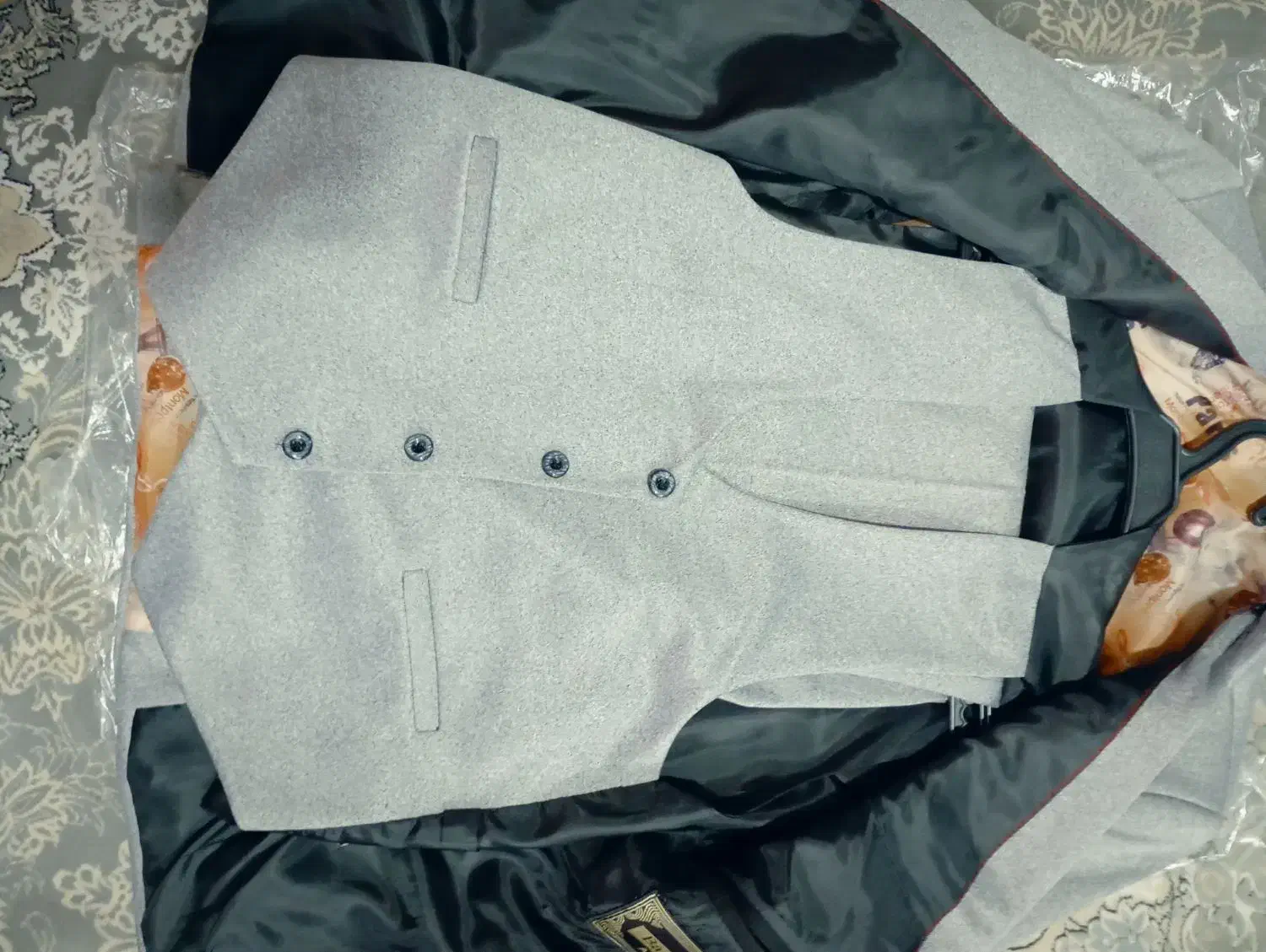 کت و شلوار همراه با جلیقه|لباس|بابل, |دیوار