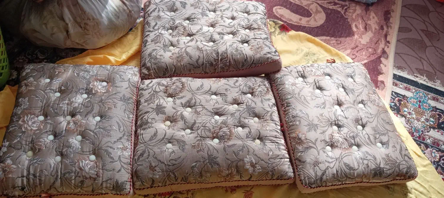 پشتی|پشتی|بهمن صغاد, |دیوار