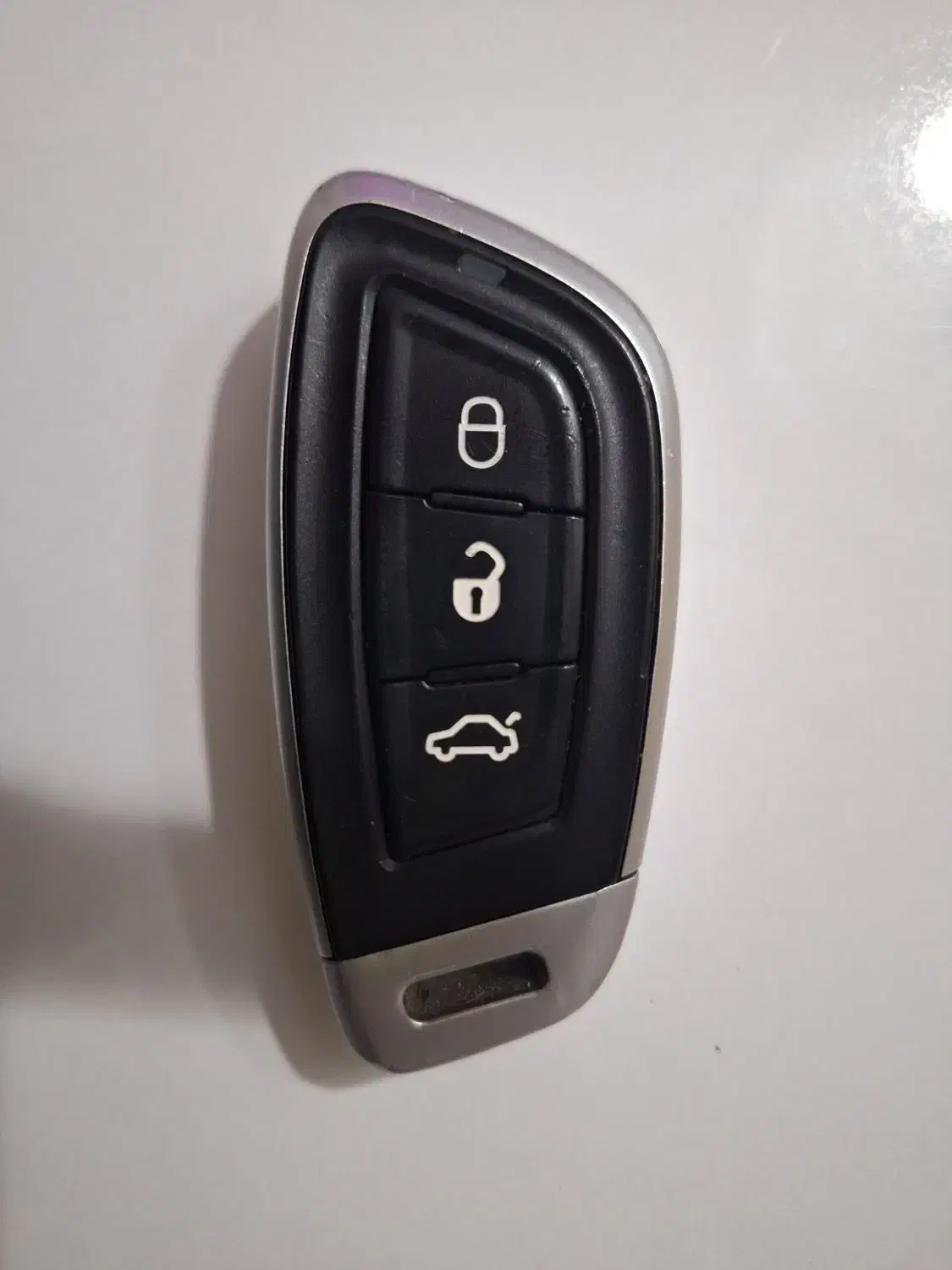 سوئیچ شاهین گمشده|اشیا|قم, چهل درخت|دیوار